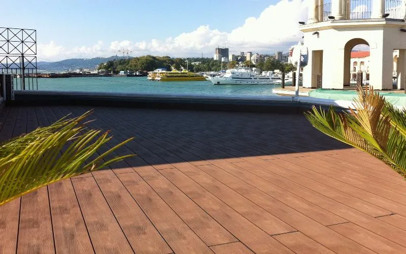 Дорожки из террасной доски или плитки. Что лучше?